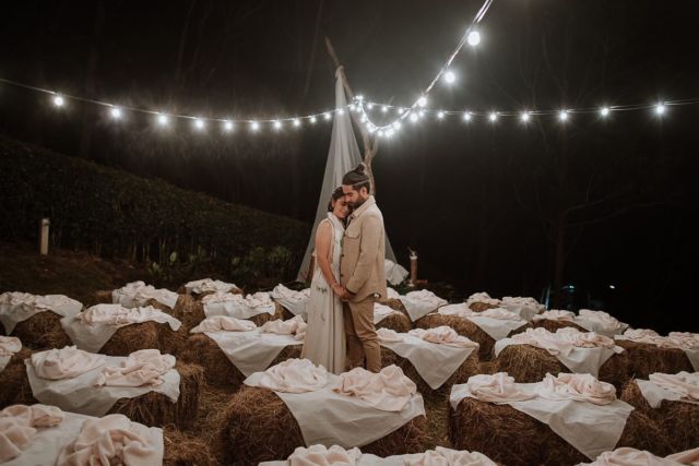 La ceremonia de Manu y Thomas fue a las 4:30 de la mañana. Llena de símbolos y comienzos auspiciosos.
—————————————
Manu and Thomas’ ceremony was held at 4:30 am.
A ritual filled with symbols and auspicious beginnings.
.
.
.
.
#matrimonioscolombia #weddingscolombia #colombiaweddings
#bodascolombia #greenweddingshoes #junebugweddings #lovegoesround #destinationweddingphotographer #destinationweddings #wayfarerpresets #matrimoniosmedellin 
#bodasmedellin #medellinwedding #photobugcommunity #authenticlovemag #dirtybootsandmessyhair  #archipelagopresets #fridaenamorada #colombiaweddingphotographer #bemoiety